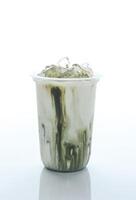 vidro do gelado matcha café com leite, gelo verde chá com freh leite em plástico copo. foto