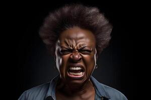 ai gerado Bravo Senior africano americano mulher gritando, cabeça e ombros retrato em Preto fundo. neural rede gerado imagem foto