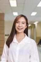 retrato de uma mulher asiática sorrindo. vertical foto