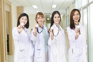 retrato de uma médica inteligente com um estetoscópio de pé na recepção do hospital. foto