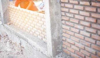 trabalhador profissional para a construção de paredes de tijolos com cimento e argamassa. foto