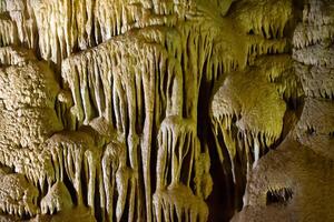 a caverna é cársico, surpreendente Visão do estalactites e estalagnites iluminado de brilhante luz, uma lindo natural atração dentro uma turista lugar. foto