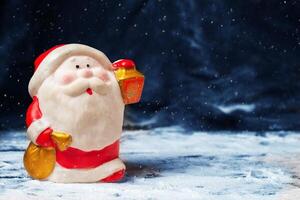 fofa brinquedo gnomo em uma Nevado fundo. crianças Natal cartão dentro retro estilo. foto