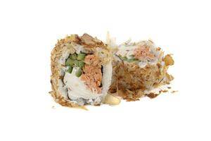 barato versão do Sushi rolos em uma branco fundo. japonês Comida do arroz e atum e Filadélfia queijo enrolado dentro seco peixe. foto