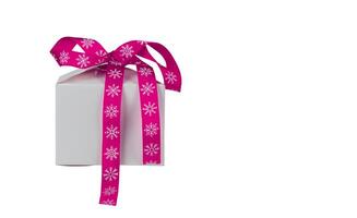 Natal presente caixa com Rosa arco em branco fundo. foto