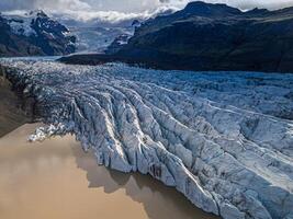 svnafellsjkull geleira dentro Islândia. topo visualizar. Skaftafell nacional parque. gelo e cinzas do a vulcão textura paisagem, lindo natureza gelo fundo a partir de Islândia foto