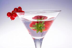 tropical verão coquetel dentro uma martini vidro foto