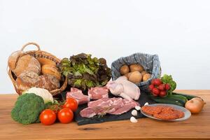 fresco cru carne e legumes em uma mesa foto