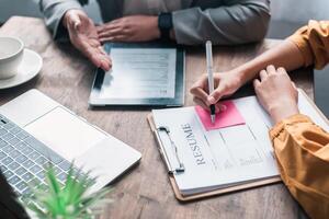 humano recurso Gerente é explicando a trabalho para a trabalho buscador antes o preenchimento Fora uma currículo em a inscrição Formato para considerar aceitando para emprego dentro a empresa. foto