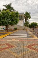 cassilândia, mato grosso do sul, brasil, 2021 - calçada e faixa de pedestres foto