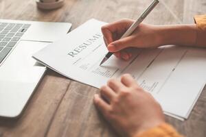 pessoas estão o preenchimento Fora seus currículo em a trabalho inscrição Formato para Aplique para uma trabalho às uma empresa. foto