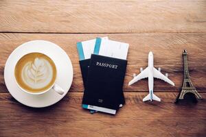 topo Visão Passaporte e Smartphone em de madeira mesa, para viagem conceito foto