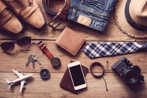 roupas para homens em a de madeira chão foto