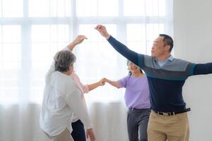 ásia Mais velho masculino e fêmeas pessoas dança com seus parceiros em uma dançando chão dentro vivo espaço. feliz Mais velho casal realizando pegue exercício. alegre despreocupado aposentado Senior amigos desfrutando relaxamento foto