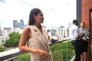 africano o negócio inteligente mulher carrinhos às ao ar livre terraço prédio. pessoas com em mão dentro Boa sentindo-me com cidade espaço prédio. relaxante do pessoas o negócio manhã. foto