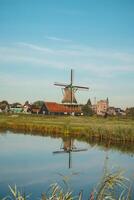 popular turista local Zaanse Schans é perto amsterdam dentro a oeste do a Holanda. histórico, realista moinhos de vento durante nascer do sol. Holanda ponto de referência foto