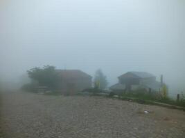 velho pedra casas dentro dumanli Vila dentro nebuloso clima, gumushane, turco. santa ruínas. foto