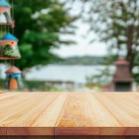de madeira mesa topo em natureza fundo - pode estar usava para montagem ou livre exibição do seu produtos foto