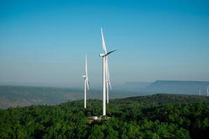 vento turbinas produzir eletricidade a limpar \ limpo energia. foto