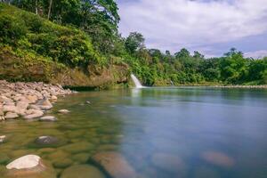 lindo manhã Visão a partir de Indonésia do montanhas e tropical floresta foto