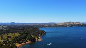 aéreo Visão do Jackson ponto Bonegilla victoria Austrália com montanha Visão e lago hume água mantido de a inspirador barragem muro. foto