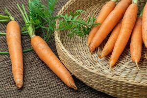 fresco cenoura dentro uma cesta, raiz vegetal. saudável Comida foto