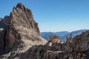 montanha picos dentro a dolomites Alpes. lindo natureza do Itália. chalé pedrotti. foto