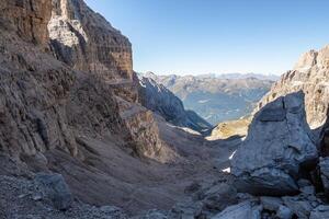 panorâmico Visão do famoso dolomites montanha picos, brenta. trentino, Itália foto