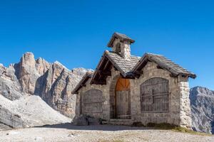 uma pequeno Igreja dentro a dolomitas. Itália. foto