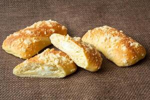 fresco pastelaria com chalé queijo. feito à mão pãezinhos. rústico estilo Comida. foto