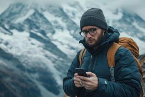 ai gerado homem segurando celular perto montanhas, Mais recentes moda tendências imagem foto