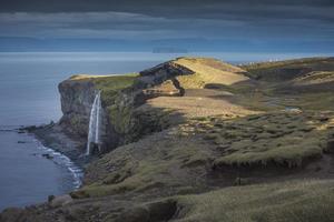 cachoeira na costa norte da islândia foto