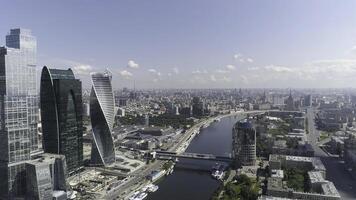 deslumbrante panorama do arranha-céus perto Moscou rio e bagagem ponte às dia, Rússia. Ação. aéreo para Alto moderno edifícios com vidro fachada. foto