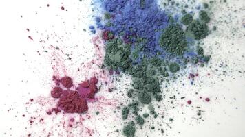 topo Visão do seco colorida tintas queda dentro branco líquido substância. lindo iridescente fundo do verde, azul e rosa pó dentro branco fluido. foto