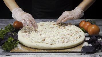 fechar acima para cozinhar mãos dentro luvas preparando pizza deitado em de madeira borda com fresco vegetais, foodporn conceito. quadro. chefe de cozinha fazer pizza em a mesa em Preto fundo. foto