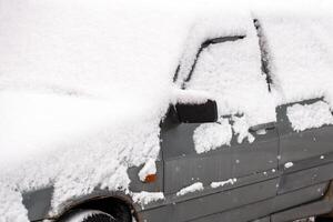 carro sujo coberto por espessa camada de neve com foco seletivo foto