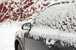 carro sujo coberto por espessa camada de neve com foco seletivo foto