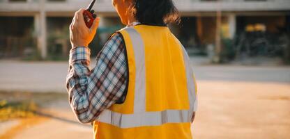 equipe construção ou Engenharia grupo e trabalhador. trabalho em equipe e determinação para sucesso. segurança Difícil chapéu para evita acidente enquanto trabalhando transporte e recipiente equipe. conceito reiniciar e Novo normal foto