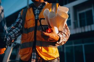 equipe construção ou Engenharia grupo e trabalhador. trabalho em equipe e determinação para sucesso. segurança Difícil chapéu para evita acidente enquanto trabalhando transporte e recipiente equipe. conceito reiniciar e Novo normal foto