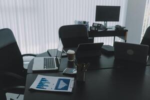 Alto nível encontro do executivo quarto é decorado com à moda mesa e cadeiras em volta. conferência quarto é pronto para Próximo nível do executivo reunião. foto