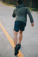 atleta corredor pés corrida em estrada, corrida conceito às ao ar livre. homem corrida para exercício.atleta corredor pés corrida em estrada, corrida conceito às ao ar livre. homem corrida para exercício. foto