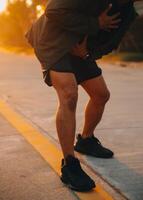 atleta corredor pés corrida em estrada, corrida conceito às ao ar livre. homem corrida para exercício.atleta corredor pés corrida em estrada, corrida conceito às ao ar livre. homem corrida para exercício. foto