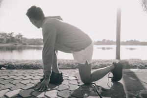 atleta corredor pés corrida em estrada, corrida conceito às ao ar livre. homem corrida para exercício.atleta corredor pés corrida em estrada, corrida conceito às ao ar livre. homem corrida para exercício. foto