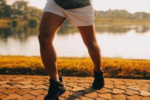 atleta corredor pés corrida em estrada, corrida conceito às ao ar livre. homem corrida para exercício.atleta corredor pés corrida em estrada, corrida conceito às ao ar livre. homem corrida para exercício. foto