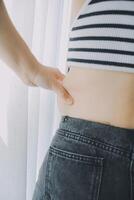 mulheres corpo gordo barriga. obeso mulher mão segurando excessivo barriga gordo. dieta estilo de vida conceito para reduzir barriga e forma acima saudável estômago músculo. foto