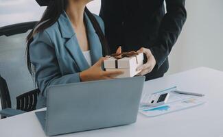 jovem homem de negocios dando dele colega presente dentro escritório. jovem homem surpresa lindo empresária dentro escritório. foto