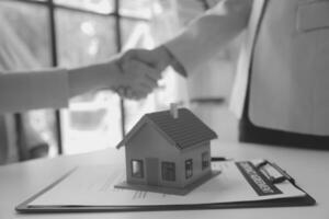 real Estado agente e cliente assinatura contrato para Comprar casa, seguro ou empréstimo real imóvel.aluguel uma casa, pegue seguro ou empréstimo real Estado ou propriedade. foto