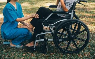 jovem fisioterapeuta asiático trabalhando com mulher sênior em andar com um andador foto