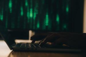 hacker código dentro computador portátil. cyber segurança, privacidade ou hackear ameaça. codificador ou programador escrevendo vírus Programas, malware, Internet ataque ou em desenvolvimento digital Projeto. verde rede dados dentro computador tela. foto