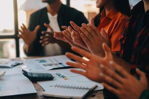 alegre o negócio colegas aplaudindo dentro encontro às coworking escritório foto